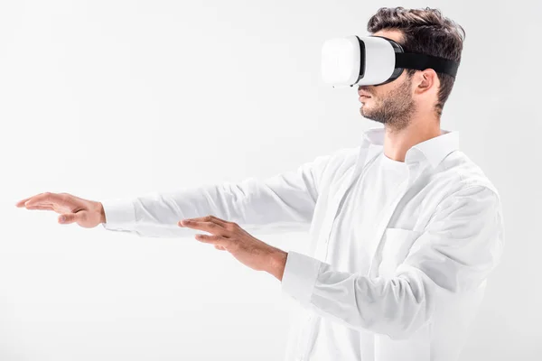 Крупным планом взрослый мужчина в гарнитуре виртуальной реальности жестикулирует на белом — стоковое фото