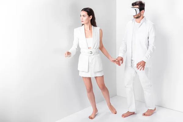 Femme pieds nus marchant avec l'homme en réalité virtuelle casque — Photo de stock