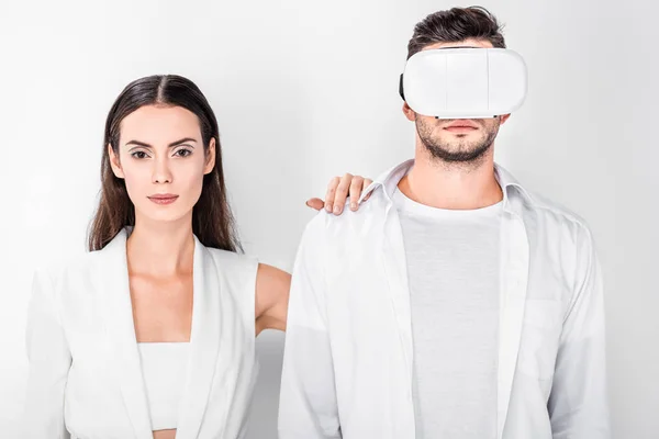 Nahaufnahme einer Frau, die mit einem Mann in einem Virtual-Reality-Headset auf weiß isoliert steht — Stockfoto