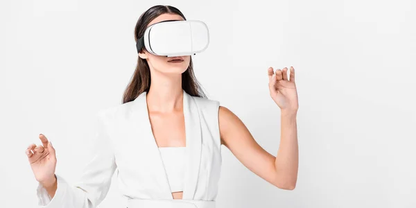 Primer plano de la mujer adulta haciendo gestos en auriculares de realidad virtual aislados en blanco - foto de stock