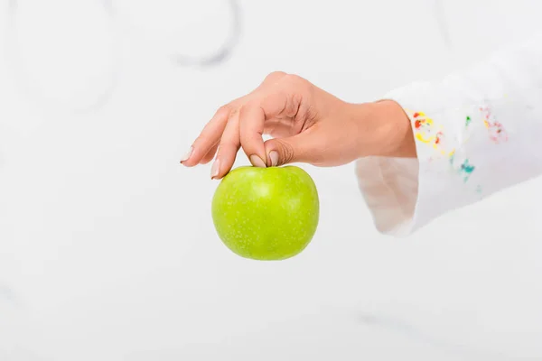 Primo piano della mano femminile che tiene la mela fresca verde — Foto stock