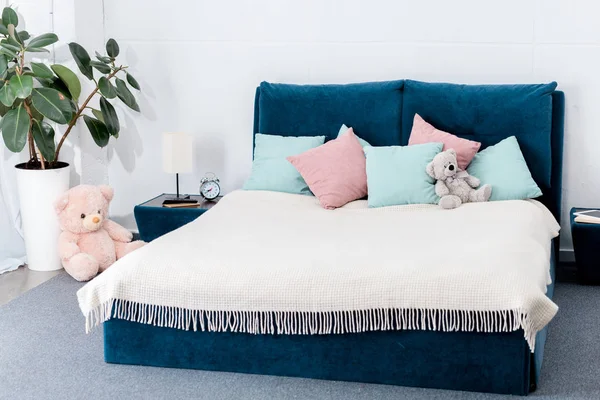 Interior of bedroom with pink and blue pillows and teddy bears — Stock Photo