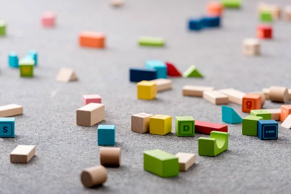Cubes de jouets colorés et blocs alphabétiques — Photo de stock