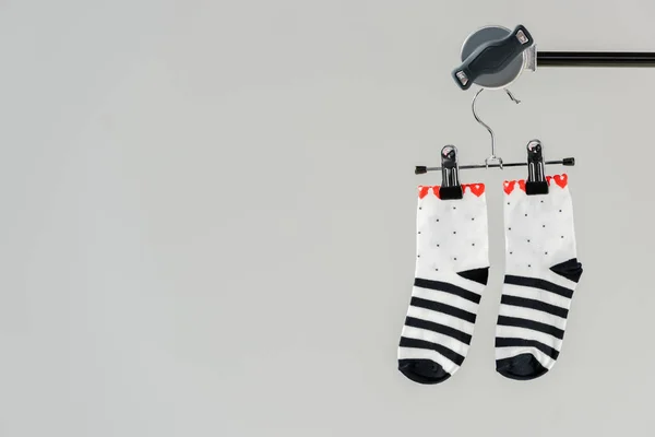 Paire de chaussettes en coton noir et blanc isolées sur gris — Photo de stock