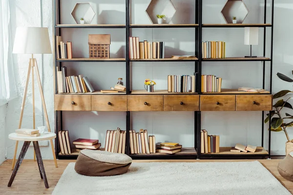 Interior del salón con muebles de madera y libros — Stock Photo