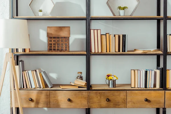 Primer plano de estante de madera con libros en salón - foto de stock