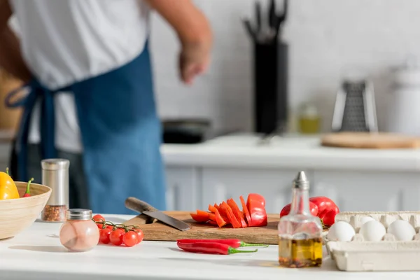Close up view of chopped pepper on cutting board with cooker at background — Stock Photo