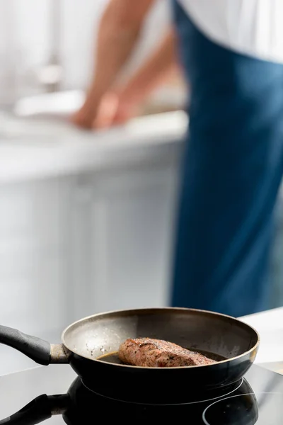 Vista ravvicinata di bistecca su padella con sfondo sfocato — Foto stock