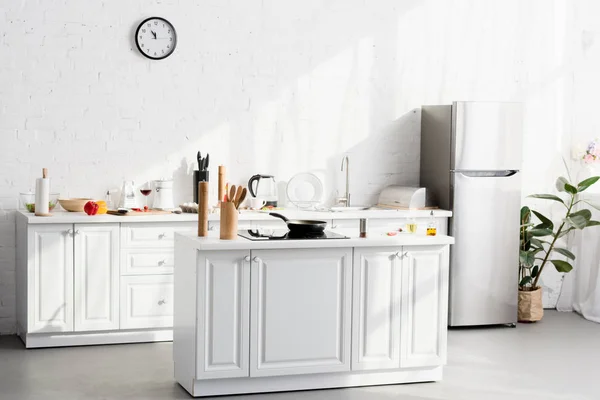 Cuisine intérieur minimaliste avec fournitures et appareils de cuisine — Photo de stock