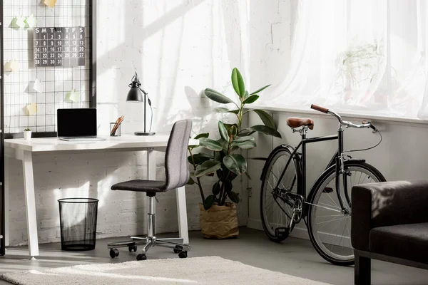 Інтер'єр домашнього офісу з робочим місцем в сучасному стилі — стокове фото
