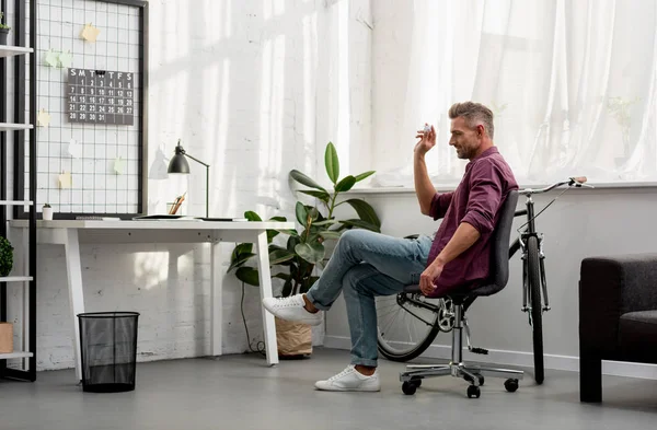 Mann wirft Müll in Korb im Home Office — Stockfoto