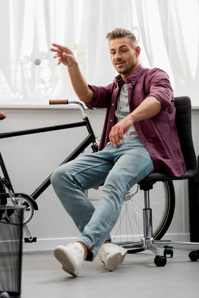 Homem bonito jogando lixo na cesta — Fotografia de Stock