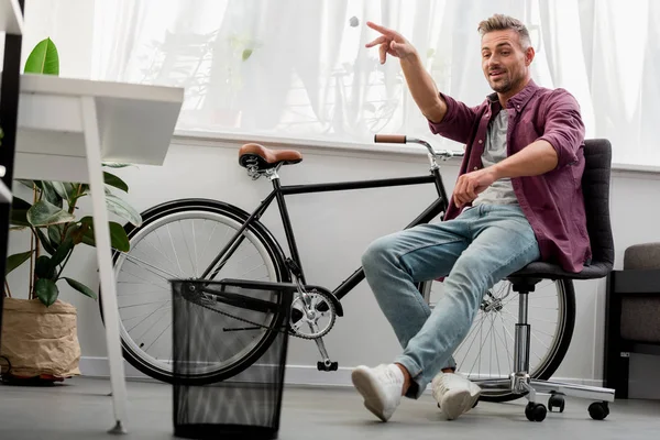 Relaxed man throwing trash in basket — Stock Photo