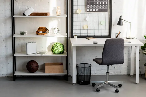 Intérieur du lieu de travail confortable au bureau à la maison — Photo de stock