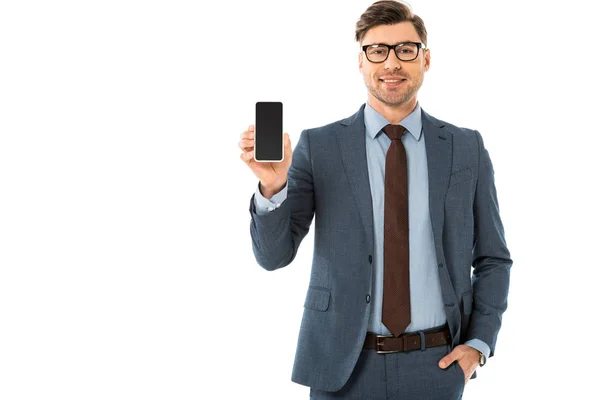 Schöner Geschäftsmann im Anzug zeigt leeren Bildschirm auf Smartphone isoliert auf weiß — Stockfoto