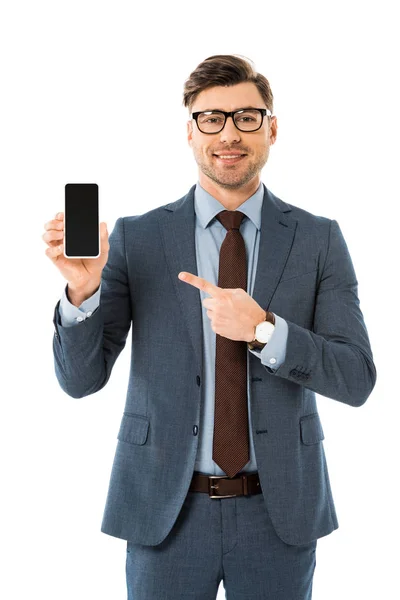 Homme d'affaires adulte en costume pointant vers l'écran blanc sur smartphone isolé sur blanc — Photo de stock
