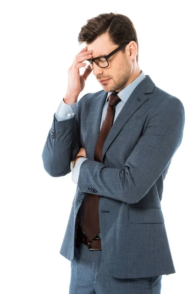 Fatigué homme d'affaires réfléchi en costume toucher la tête isolé sur blanc — Photo de stock