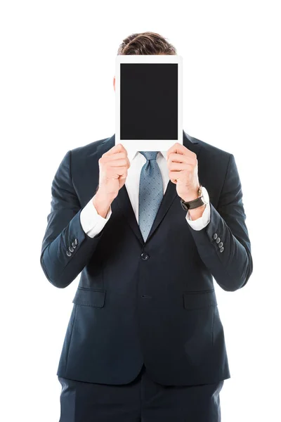 Hombre de negocios con cara oscura sosteniendo tableta digital con pantalla en blanco aislado en blanco - foto de stock