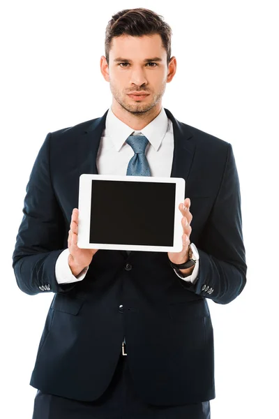 Впевнений бізнесмен тримає цифровий планшет з порожнім екраном ізольовано на білому — стокове фото