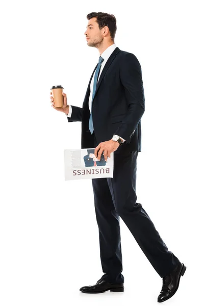Adulto hombre de negocios en traje de pie con periódico de negocios y café para ir aislado en blanco - foto de stock