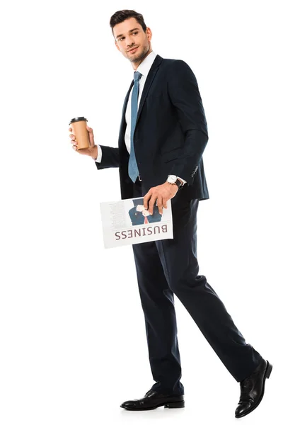 Apuesto hombre de negocios de pie con el periódico de negocios y café para ir aislado en blanco - foto de stock