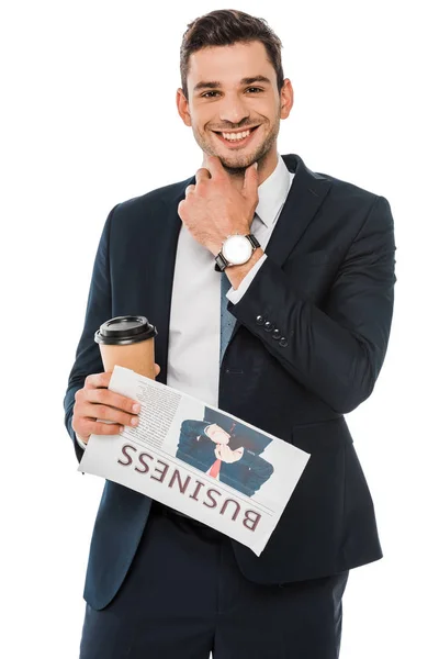 Улыбающийся бизнесмен держит деловую газету и кофе, чтобы пойти изолированы на белом — стоковое фото