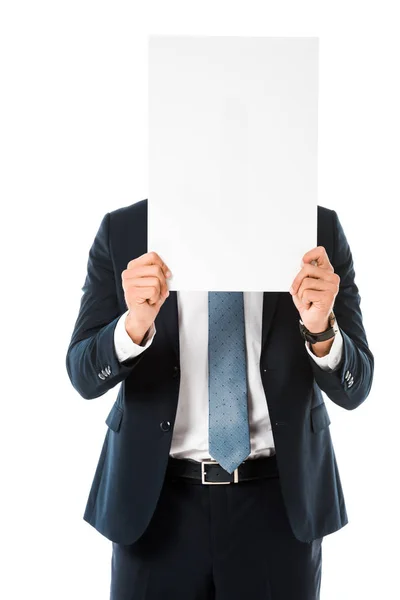 Homem de negócios com rosto obscuro segurando cartaz em branco isolado no branco — Fotografia de Stock