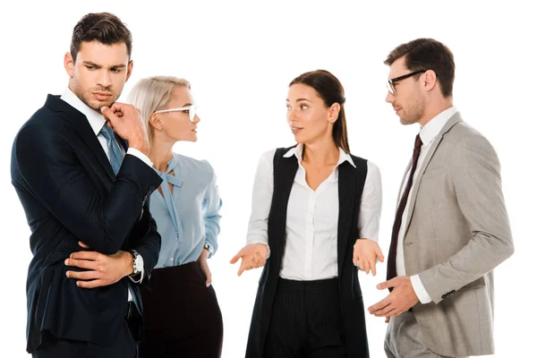 Pensativo hombre de negocios de pie con compañeros de trabajo aislados en blanco - foto de stock