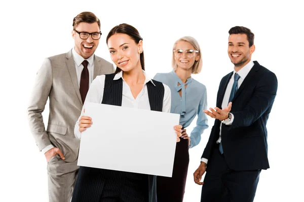 Hermosas empresarias sosteniendo carteles vacíos mientras sus colegas están detrás aislados en blanco - foto de stock