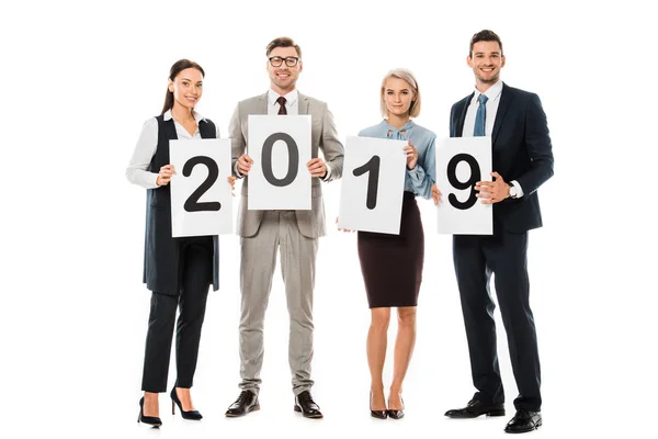 Hombres de negocios y mujeres de negocios con pancartas con el cartel del año nuevo 2019 aislado en blanco - foto de stock