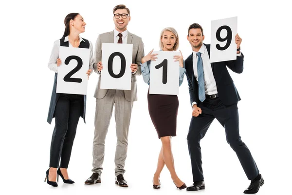 El equipo de negocios sostiene los tableros con el cartel de año nuevo 2019 aislado en blanco - foto de stock