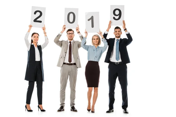 Los empresarios que tienen tarjetas con el cartel de año nuevo 2019 aislado en blanco - foto de stock