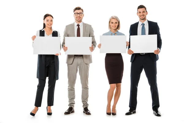 Sonriente equipo de negocios sosteniendo tarjetas en blanco aisladas en blanco - foto de stock