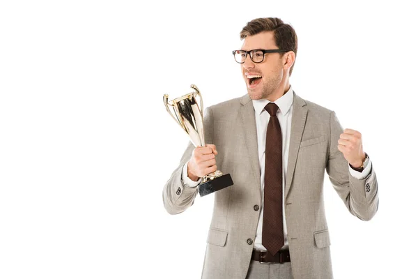 Excitado exitoso hombre de negocios en traje gris sosteniendo copa trofeo aislado en blanco - foto de stock