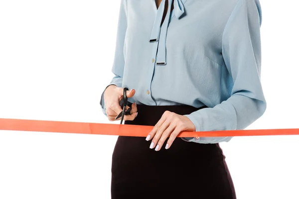 Abgeschnittene Ansicht einer Geschäftsfrau, die rotes Band mit Schere für die Eröffnung durchschneidet, isoliert auf weiß — Stockfoto