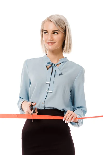 Rubia empresaria cortando cinta roja con tijeras para gran apertura, aislada en blanco - foto de stock