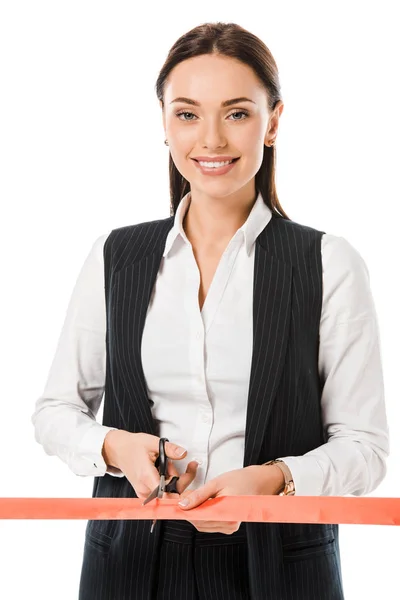 Brunette femme d'affaires souriante coupant ruban rouge avec ciseaux pour grande ouverture, isolé sur blanc — Photo de stock