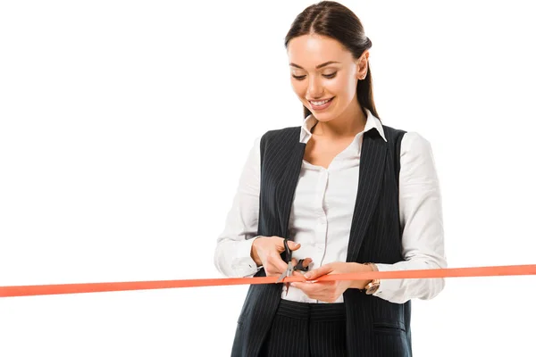 Schöne glückliche Geschäftsfrau schneidet rote Schleife mit Schere bei der Eröffnungszeremonie, isoliert auf weiß — Stockfoto
