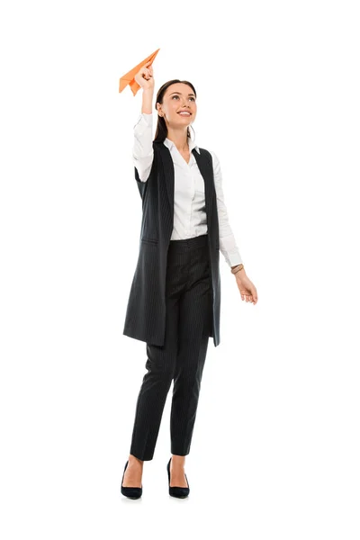 Hermosa mujer de negocios en ropa formal lanzando avión de papel, aislado en blanco - foto de stock