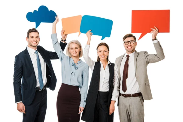 Sonrientes empresarios sosteniendo coloridas burbujas del habla aisladas en blanco - foto de stock