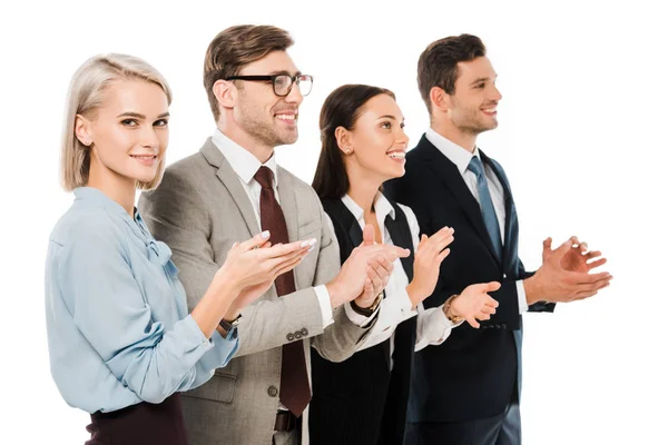 Sonriente exitoso equipo de negocios aplaudiendo aislado en blanco - foto de stock