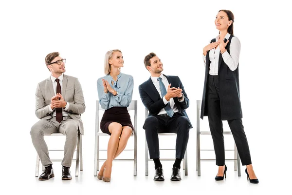 Бізнесмени сидять на стільцях і оплески до колеги ізольовані на білому — стокове фото