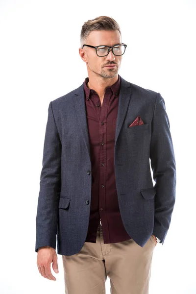 Selbstbewusster, stylischer Mann mit Brille und Jacke, der isoliert auf weißem Grund wegschaut — Stockfoto