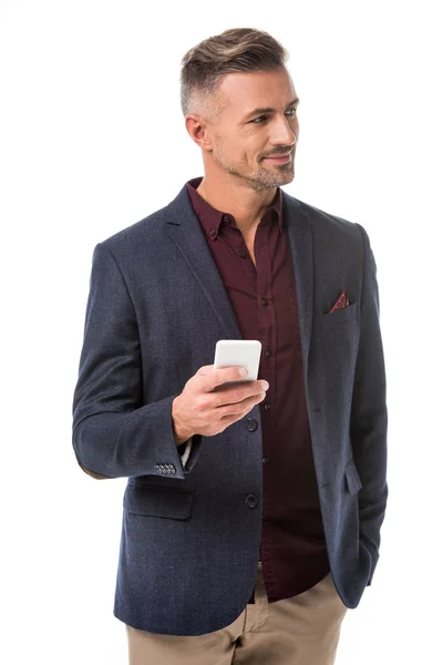 Alegre hombre con estilo en la chaqueta usando teléfono inteligente aislado en blanco - foto de stock