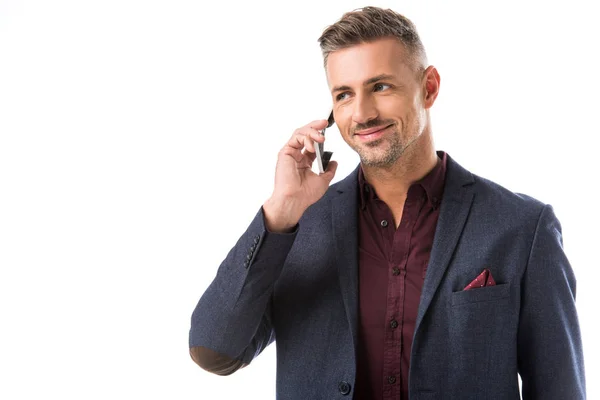 Hombre con estilo feliz hablando en el teléfono inteligente aislado en blanco - foto de stock