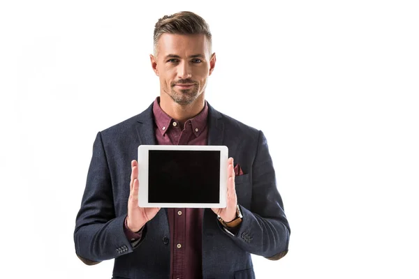 Bello uomo elegante in giacca che mostra tablet digitale con schermo bianco isolato su bianco — Foto stock