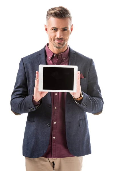 Homme élégant souriant en veste montrant tablette numérique avec écran blanc isolé sur blanc — Photo de stock