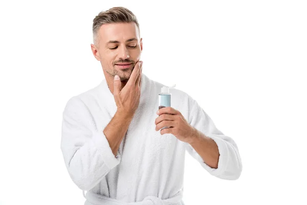 Mann im Bademantel mit Rasierlotion isoliert auf weiß — Stockfoto