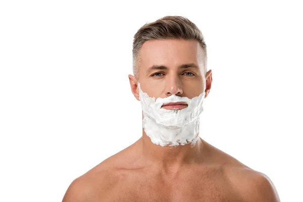Retrato de hombre adulto con espuma de afeitar en la cara mirando a la cámara aislada en blanco - foto de stock