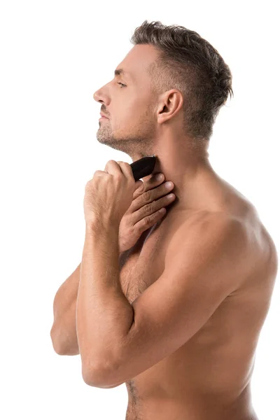 Vue latérale de l'homme adulte rasage avec tondeuse électrique isolé sur blanc — Photo de stock